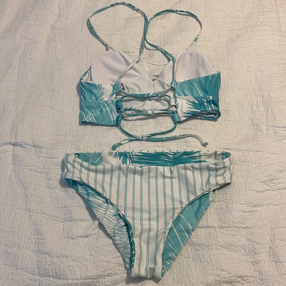 Bikini with reversible bottoms. Worn gently - excellent condition - Picture 3 of 5